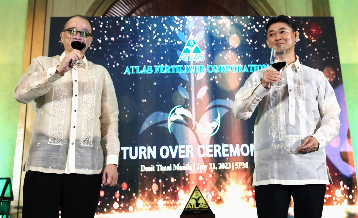 AFC Vice Chairman Mr. Raymund P. Ilustre (Right) leads the audience with a Ceremonial Toast for the two presidents past and present.